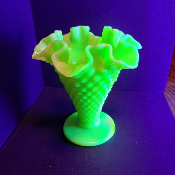 Vintage Fenton Hobnail Ruffled Uranium Vase - Picture 9 of 10